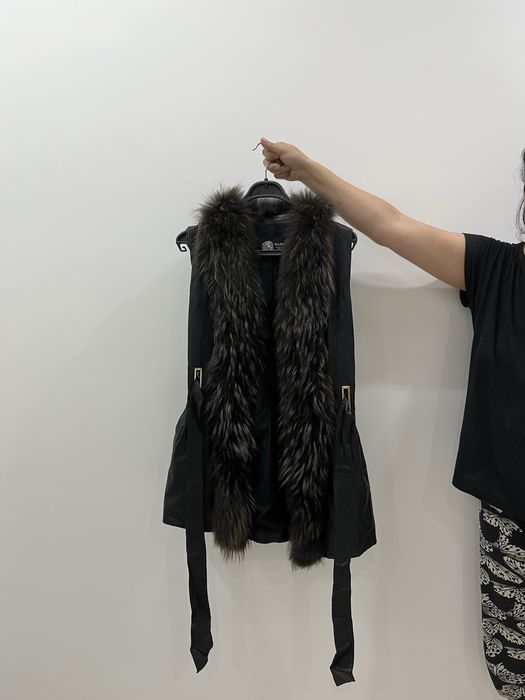 Продаю б/у безрукавка натуральная кожа цвет черный.