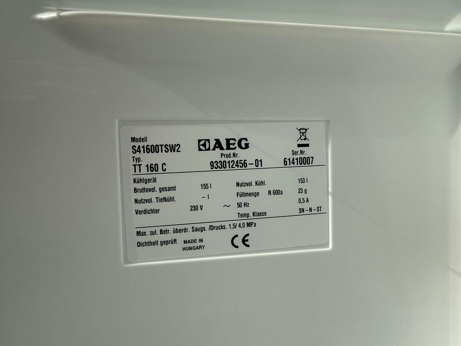 Малък хладилник AEG