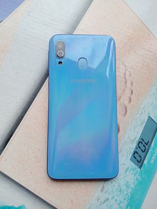 Продам Samsung a40 по запчастям