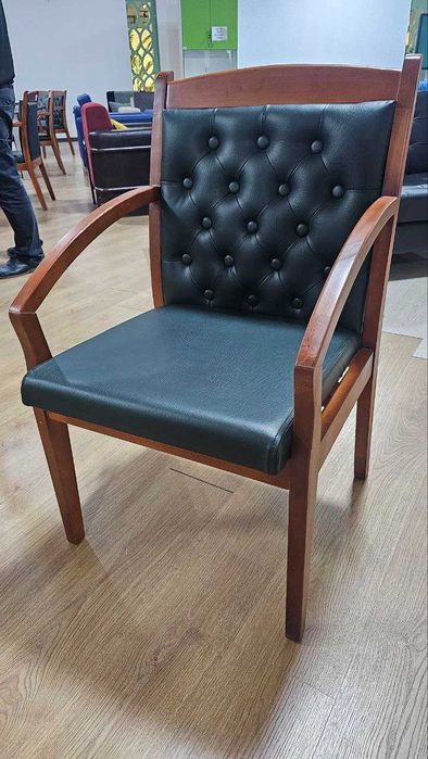 Стул мягкий деревянный