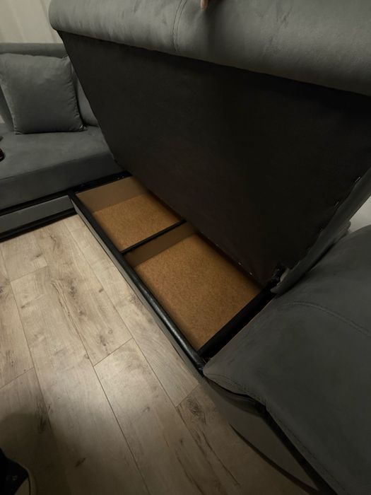 Разтегателен ъглов диван с места за съхранение и 2 бр. възхлавници