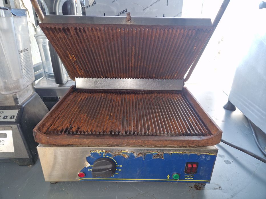 Grill neted și striat cu banc inox, pe gaz sau curent