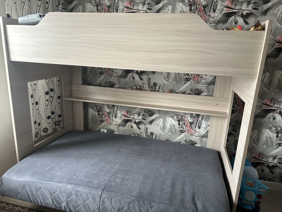 Продам двухяротную  кровать.