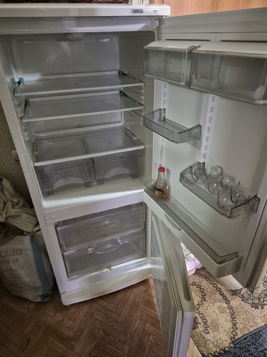 Продаю двухкамерный холодильник