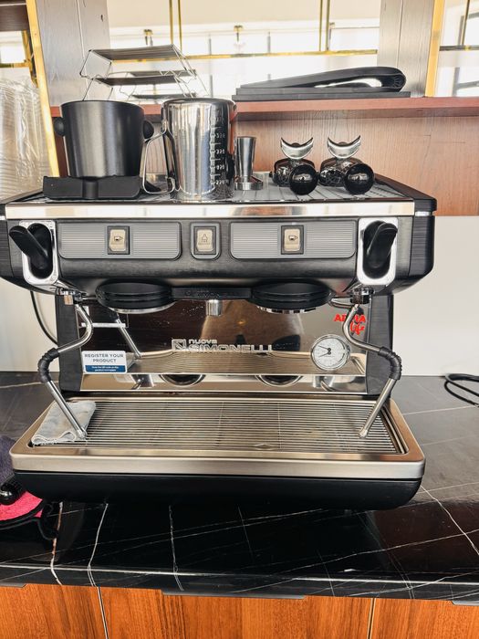 Срочно!!! Кофемашина и кофемолка Simonelli nuova