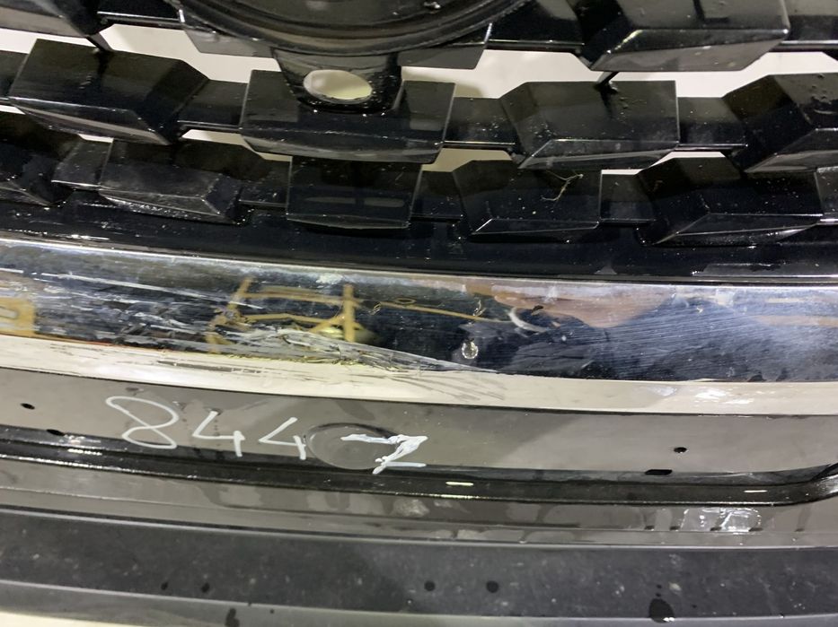 Bara fata Nissan Qashqai, 2021, 2022, 2023, 2024, cod origine OE 620226UA0H, cu gauri pentru senzori de parcare (4). Cromul de pe grila este atins.