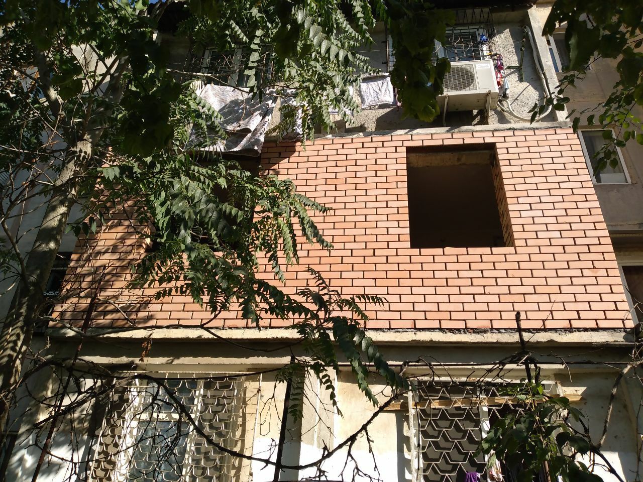 Кладка кирпичом балконов и ремонт под ключ установка решотки козерки