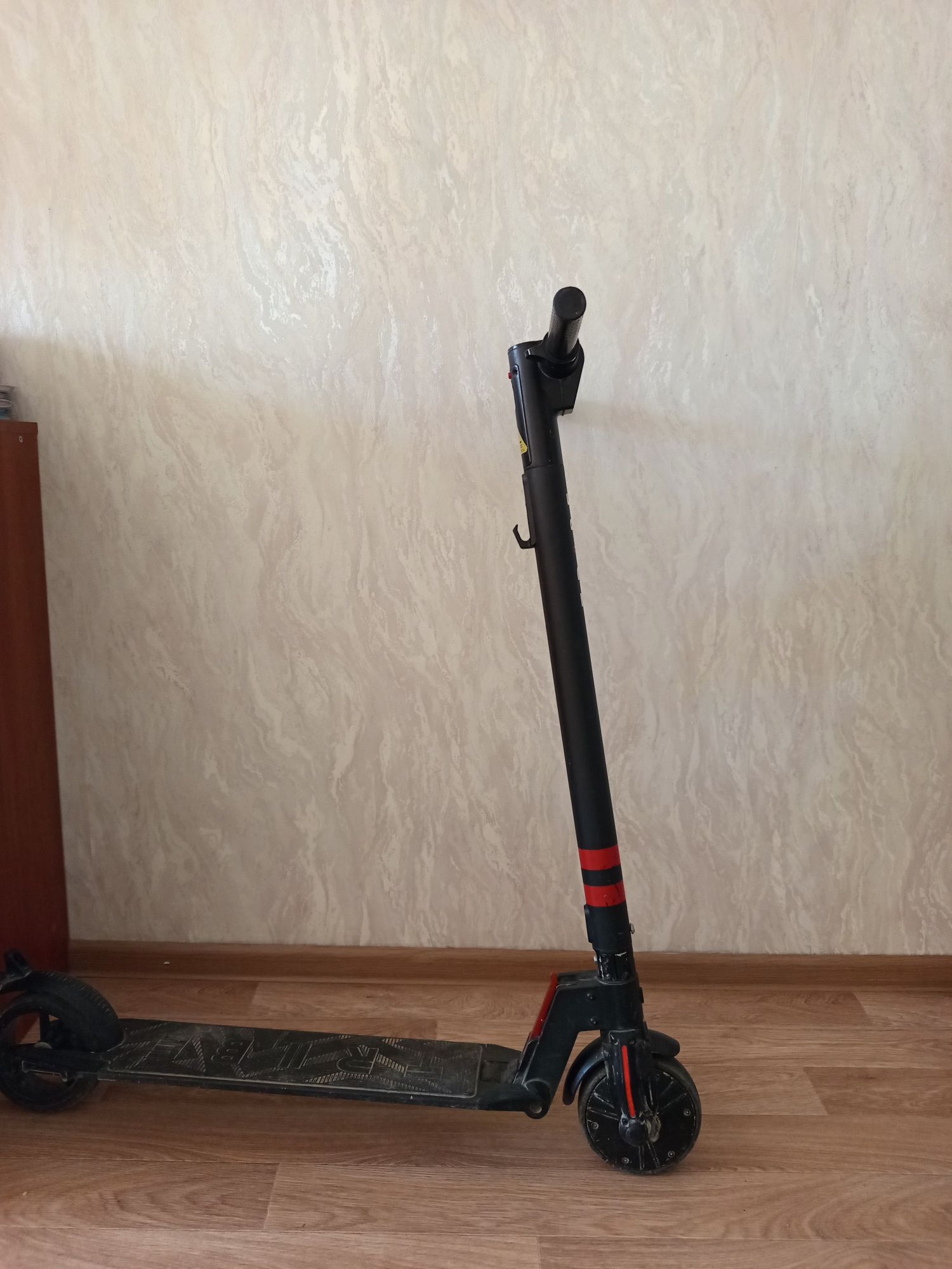 Продаю самокат вместе с зарядкой но надо проверить аккумулятор