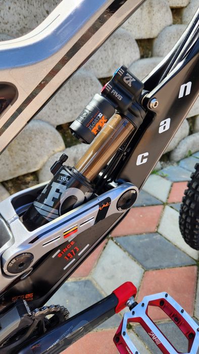 Bicicleta Downhill YT tues cf pro race