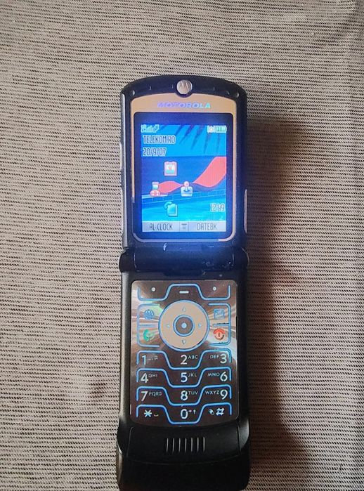 Motorola v3 cu încărcător ( decodat, stare foarte buna)