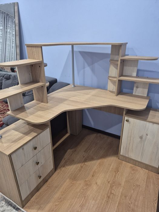 Рабочий стол с полками и ящиками