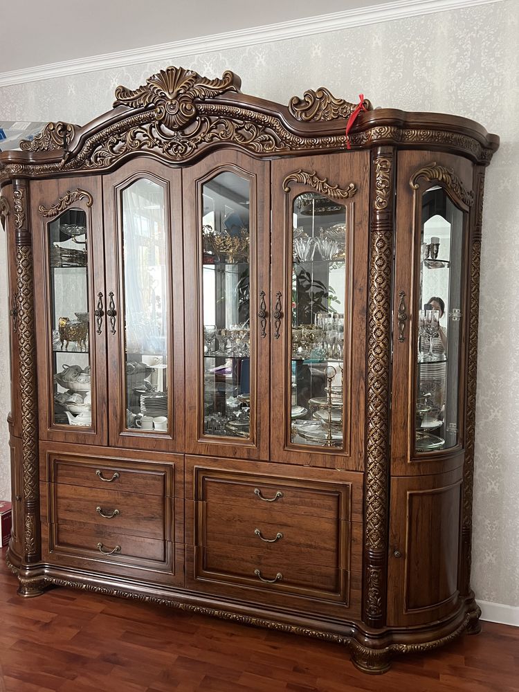 Сервант.