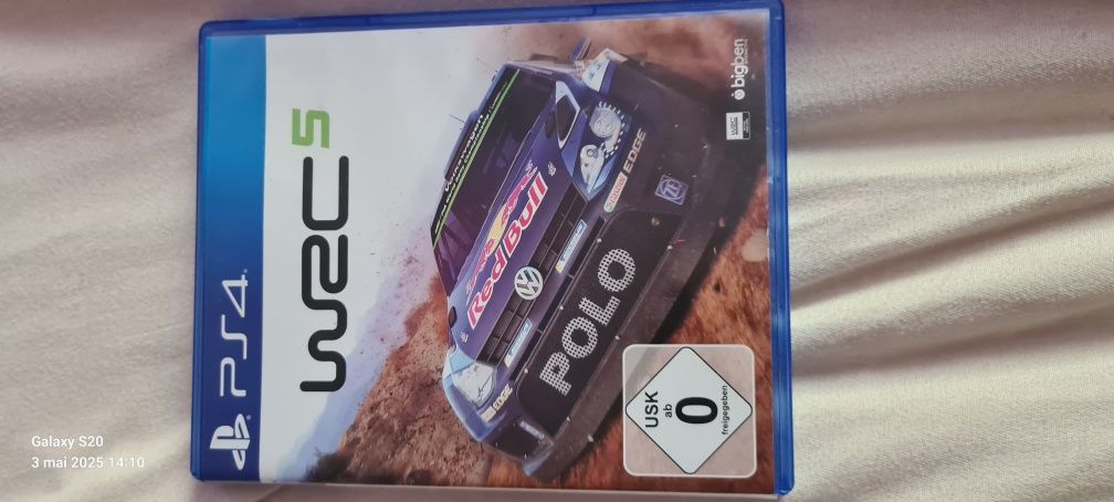 Vand Ps4 cu o manetă si cabluri