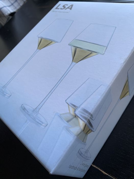 Cadou . Pahare  de vin lucrate manual . Pictate manual . LSA space .