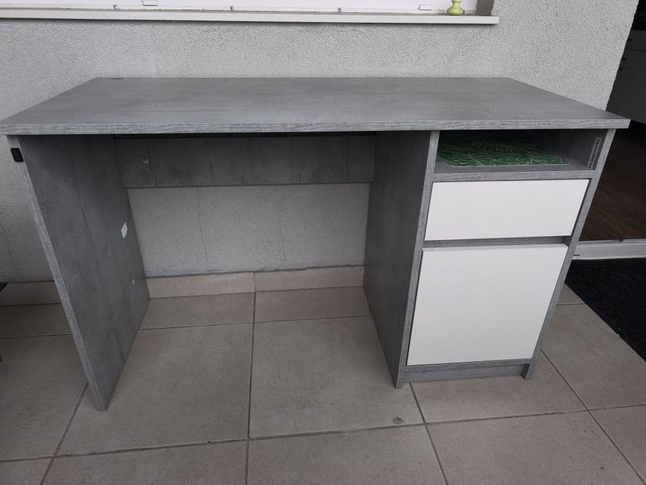 Birou modern gri cu spațiu de depozitare - stare excelentă