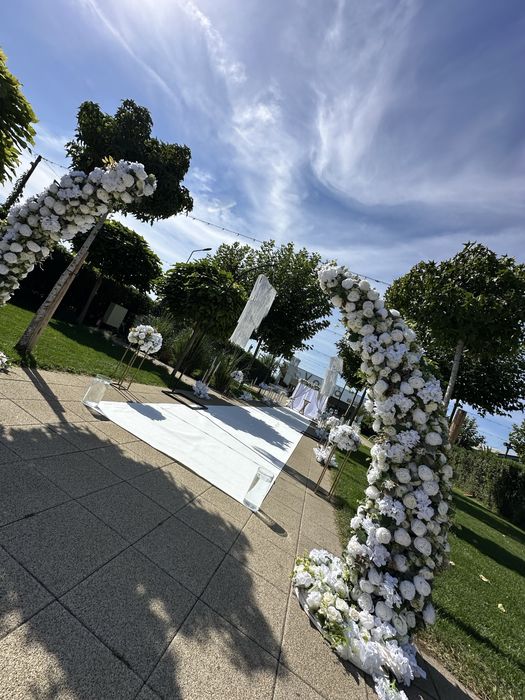 Inchiriez decor floral pentru evenimente, mese, scaune, pavilioane