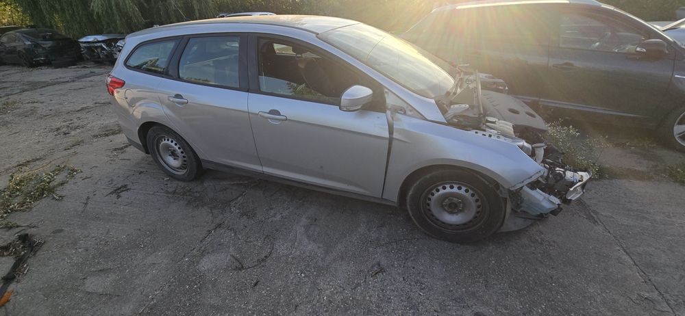 Vand doua ford focus avariate