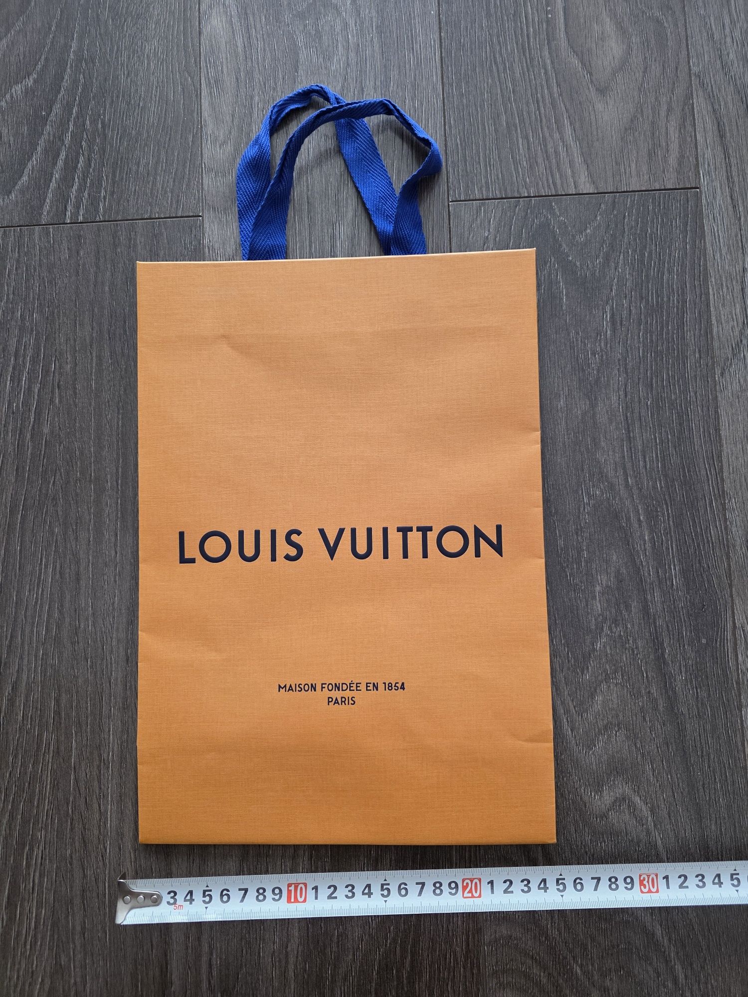 Хартиени чанти DIOR и Louis Vuitton