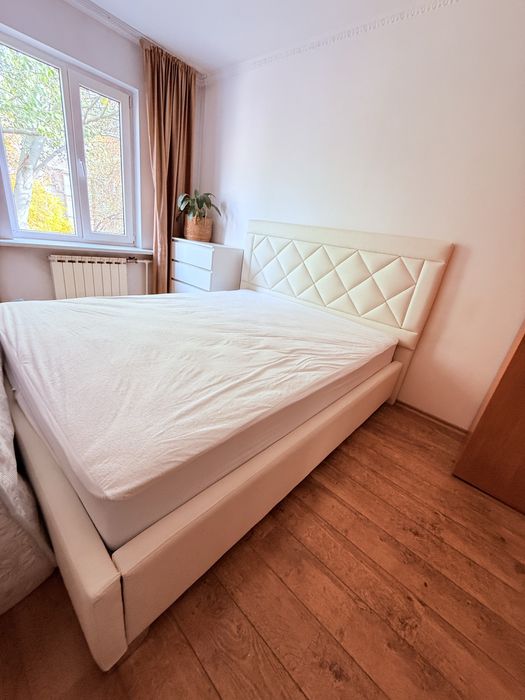 Продам белую кровать 160*200 с матрасом