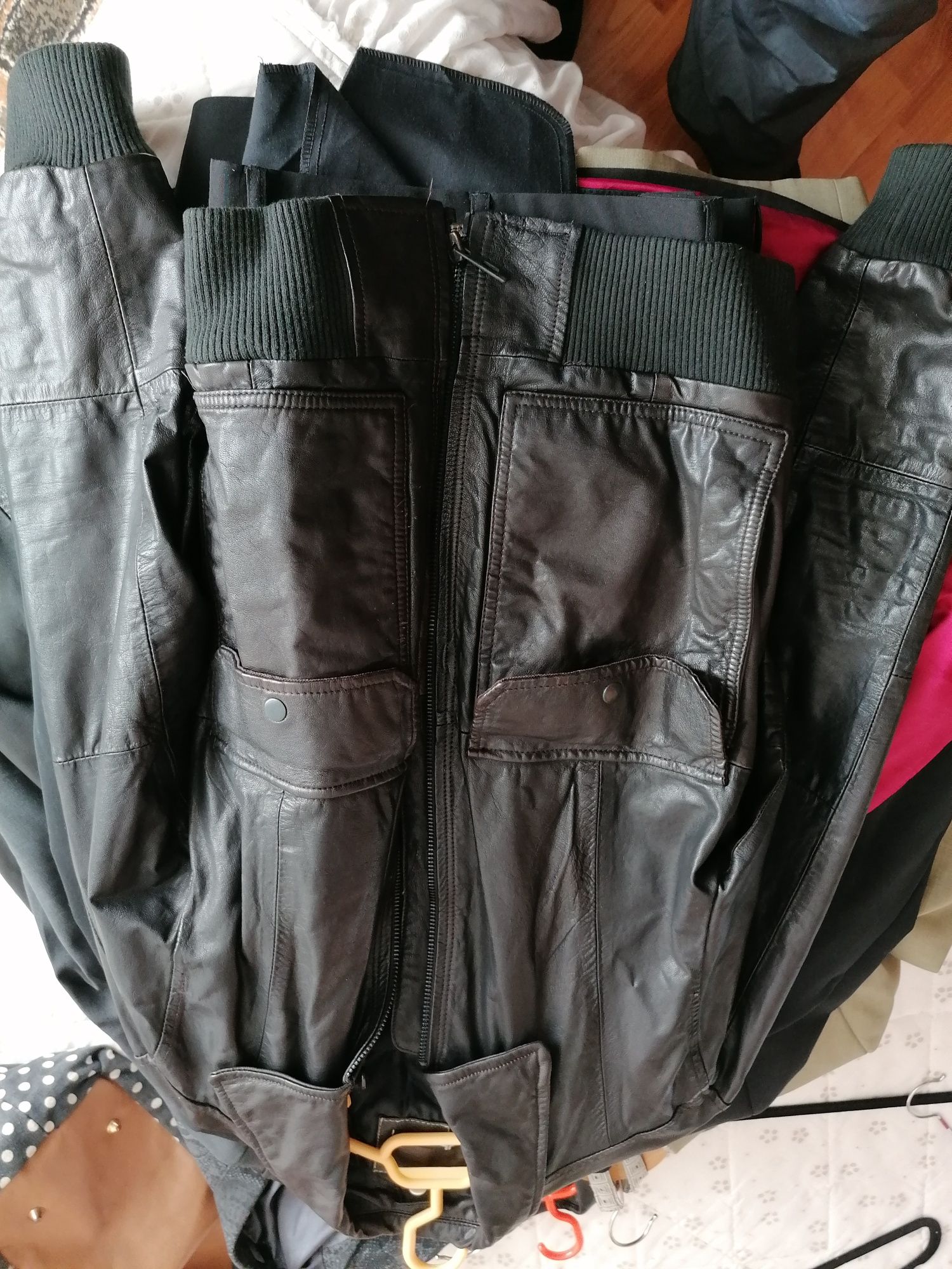 Vînd 2 costume și costum mire și 4geci pile