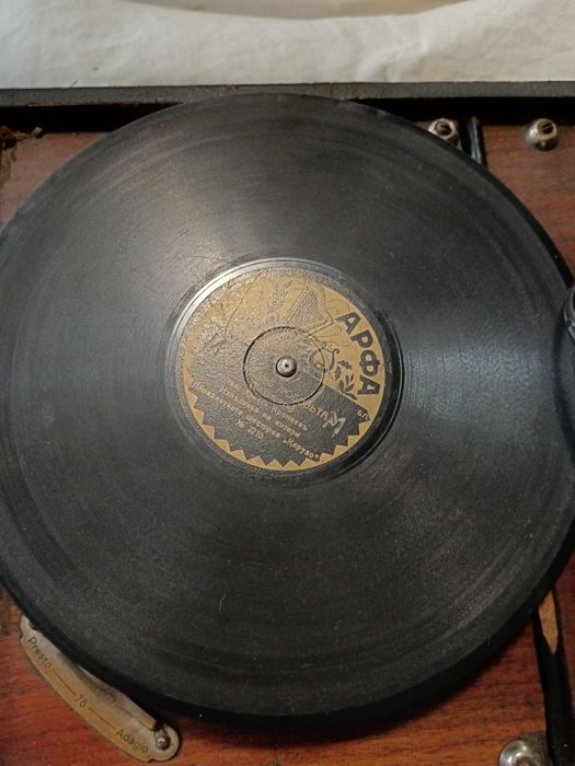 Винтидж колекционерски преносим грамофон