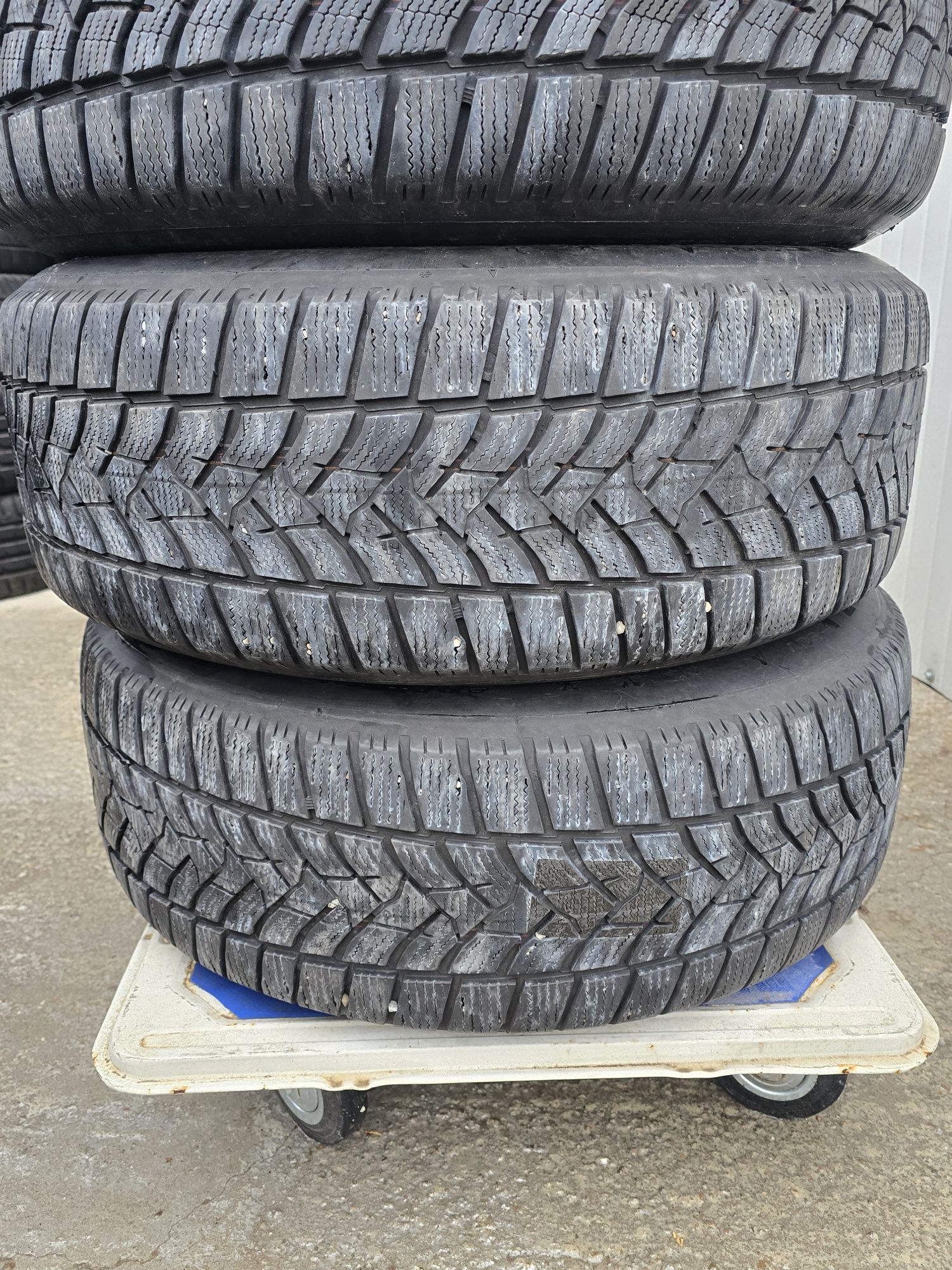 4 Броя 235/60/18 Dunlop 2x6,6mm 2x5,2mm