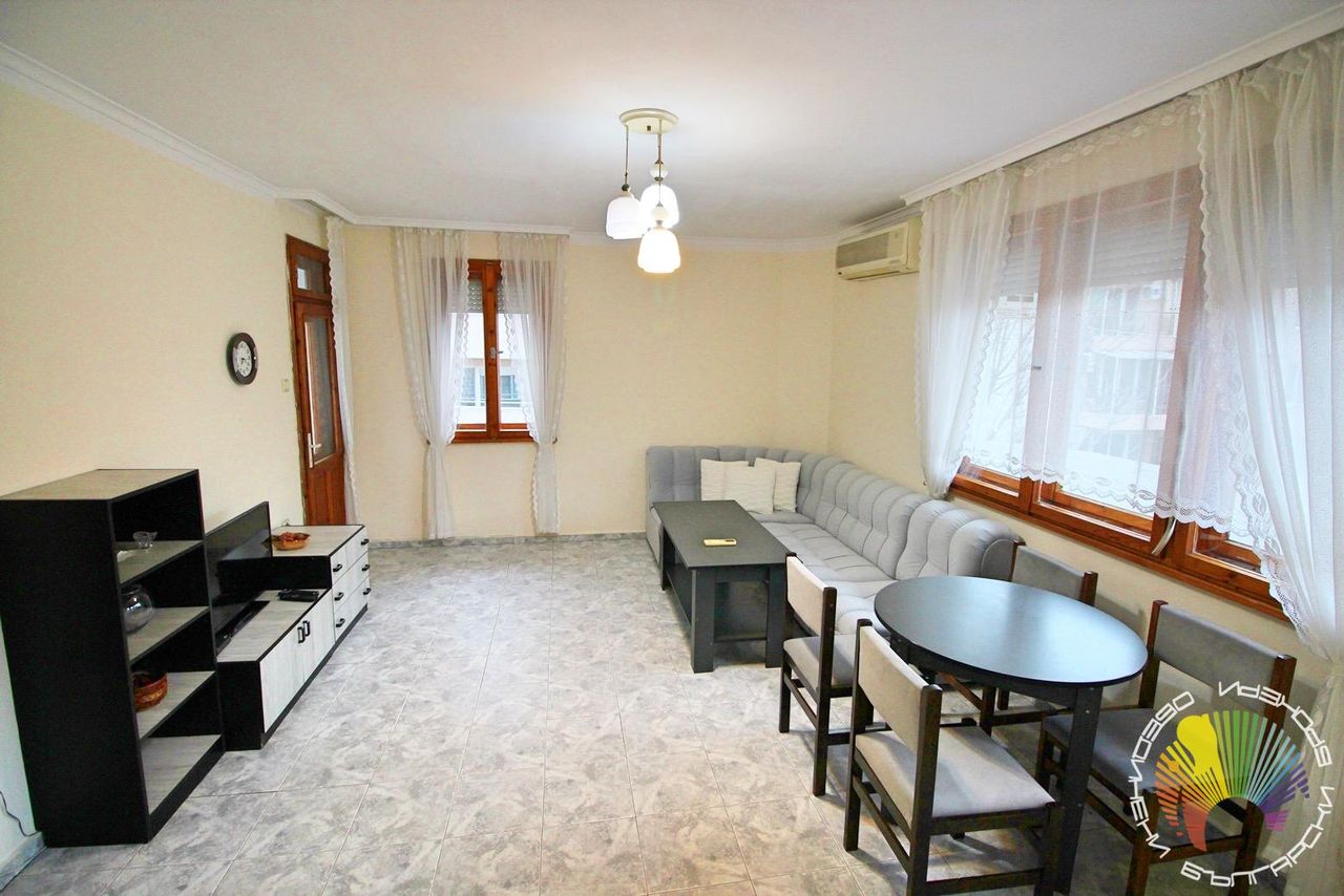 Дава се под наем Тристаен апартамент в Бургас, Лазур - 100 кв.м за 459 € - Снимка #1