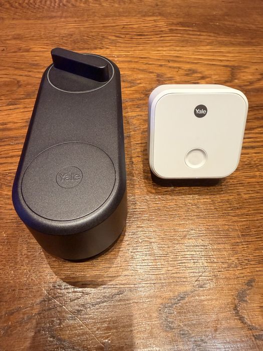 Iala Incuietoare inteligenta si bridge wifi YALE LINUS