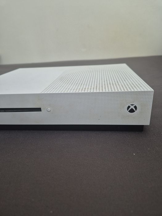 Vând xbox one seria s