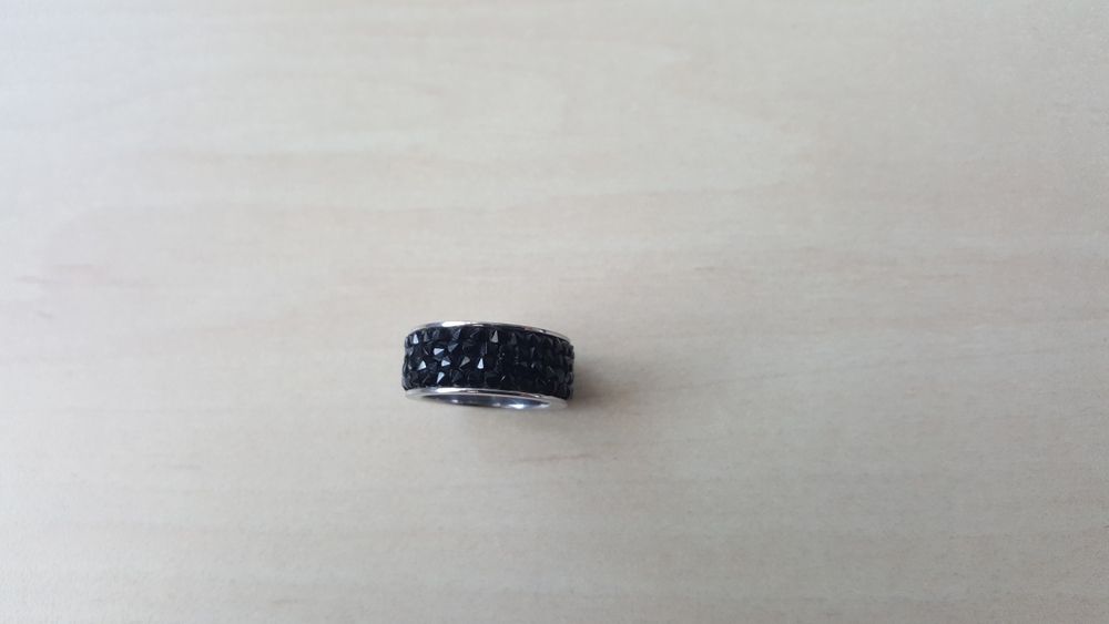 Дамски сребърен пръстен с черни кристали Сваровски