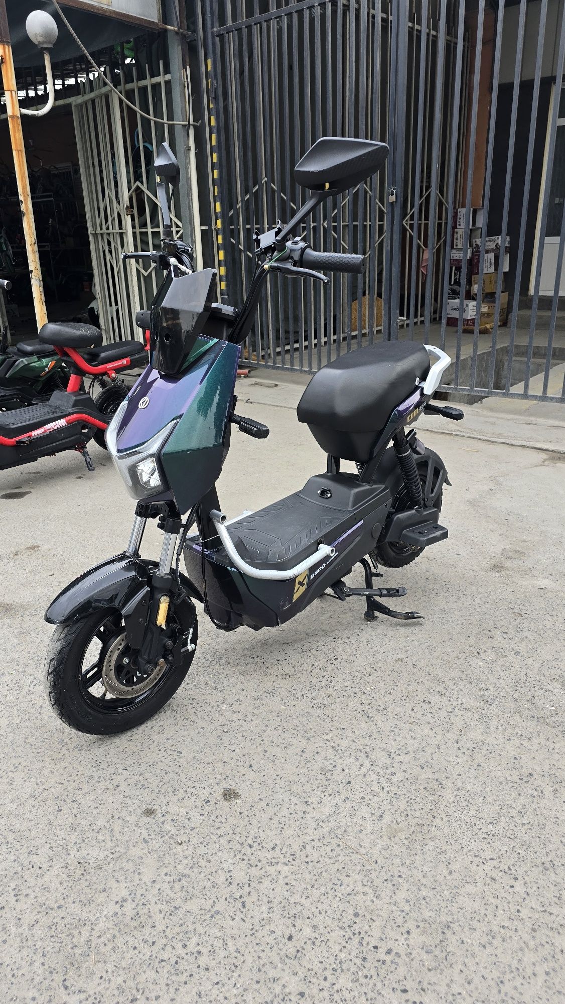 Rabochi bodo Hamiliyon   skuter