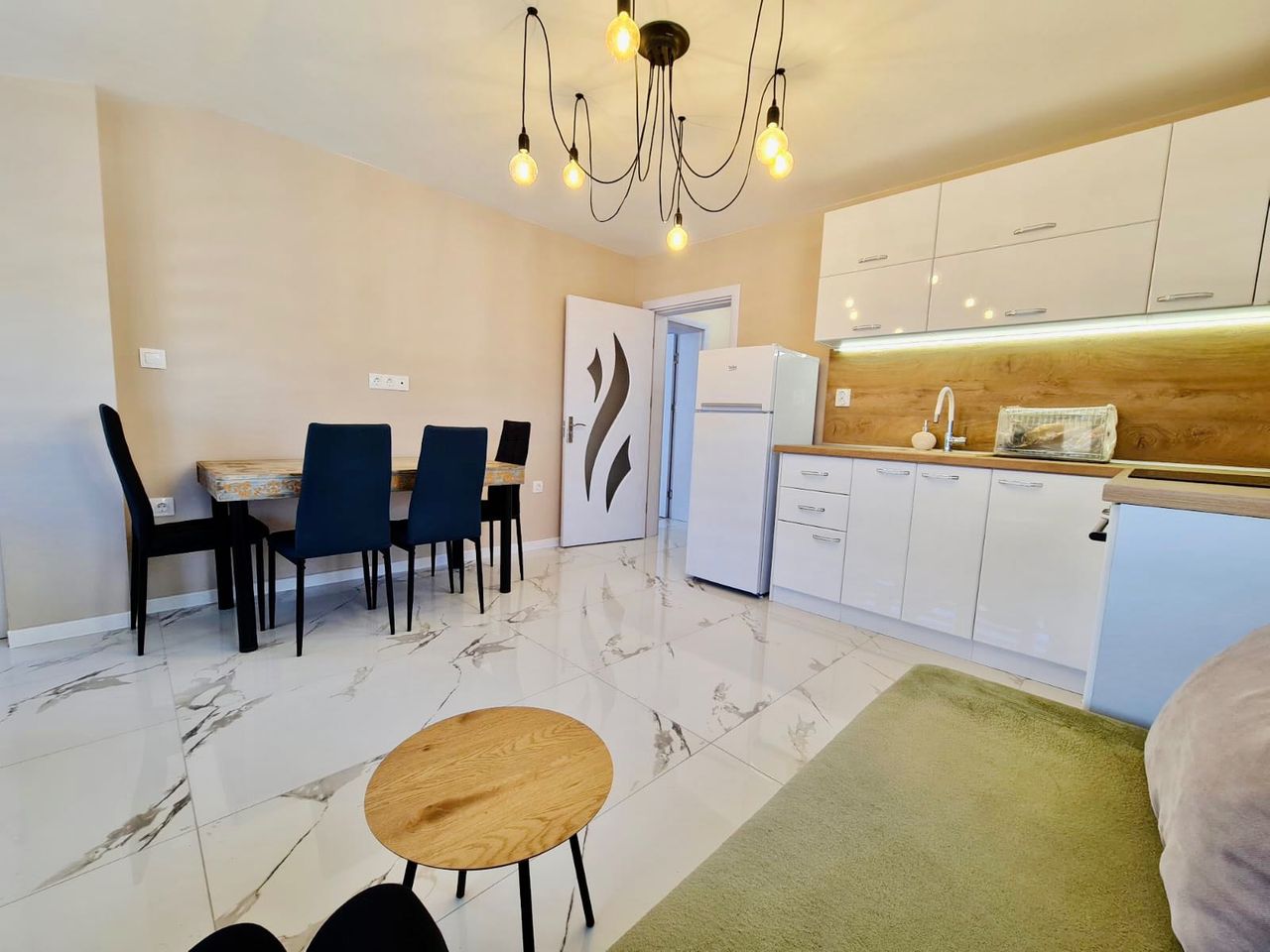 Дава се под наем Двустаен апартамент в Ямбол, Център - 56 кв.м за 306 € - Снимка #3