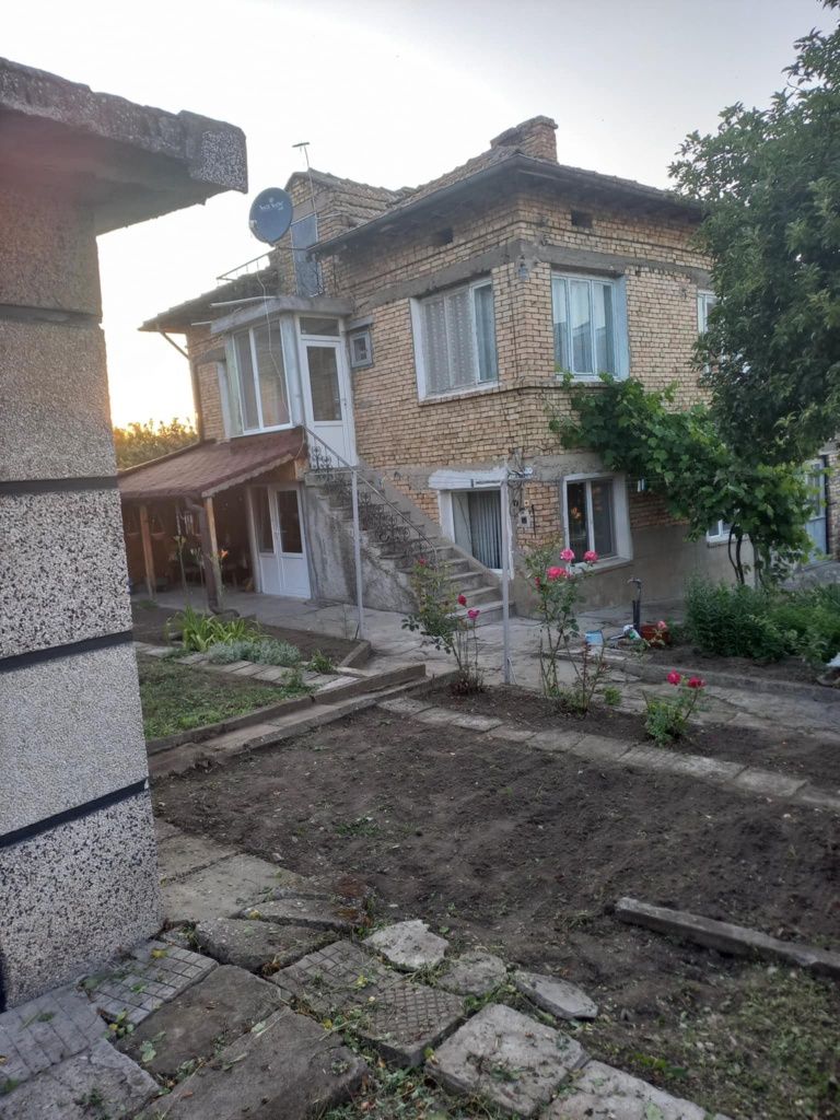 Двуетажна къща  с гараж