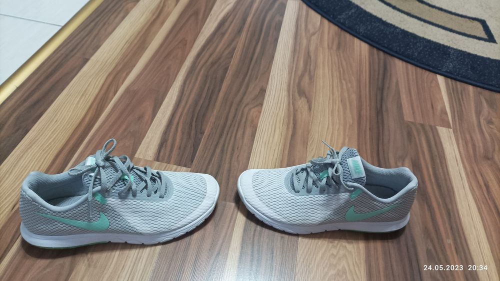 Vând adidași Nike dama