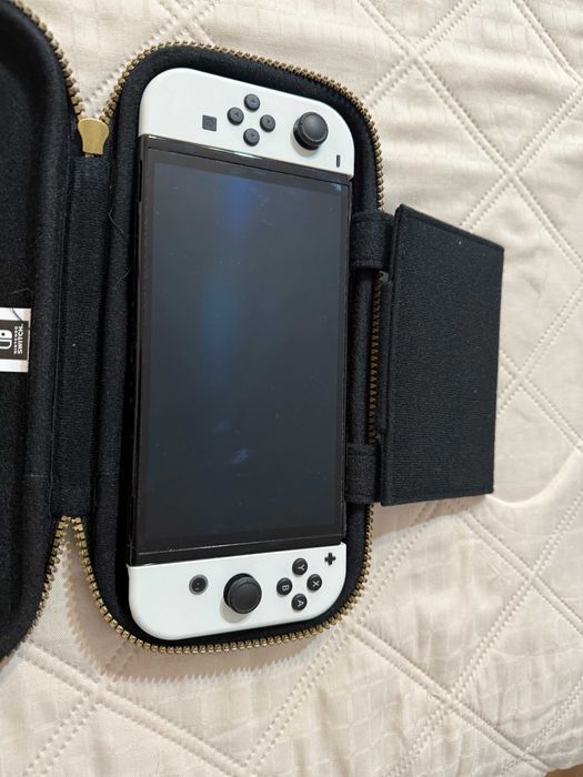 Nintendo Switch OLED + Zelda калъф + Hogwarts Legacy