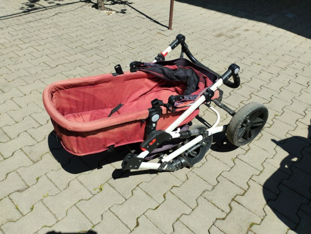Vând doua cărucioare, cel negru 100 de lei și cel vișiniu 70 de lei