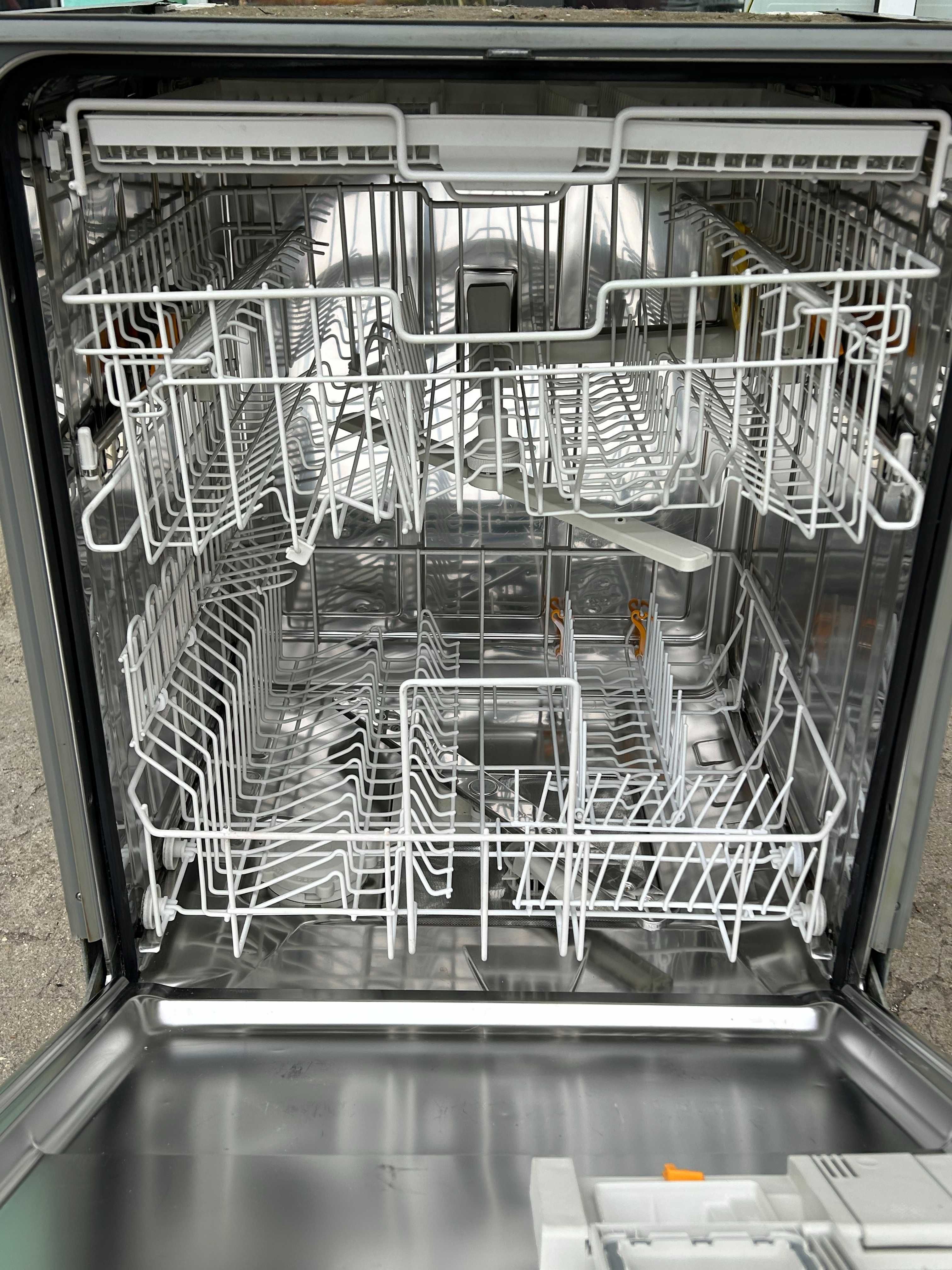 Съдомиялна Miele 60 см за пълно вграждане G2272SCVi