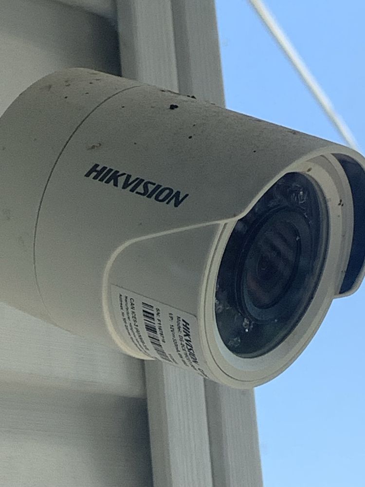 Двр с хард диск 500 гб. В комплект с две камери hikvision