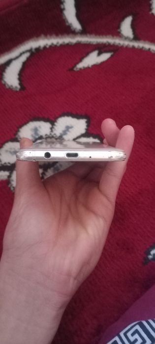 J 5 sotiladi aybi yonbosh tugma ekranda sal singan joyi bor