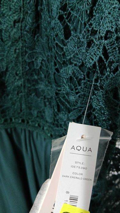 Елегантна рокля в тъмно изумрудено зелено с дантела и шифон – AQUA,