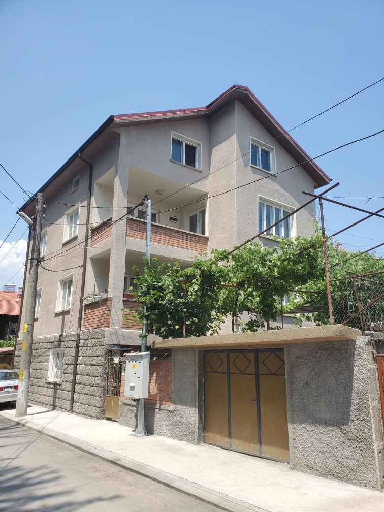 Дава се под наем Етаж от къща в Стрелча - 400 кв.м за 204 € - Снимка #1