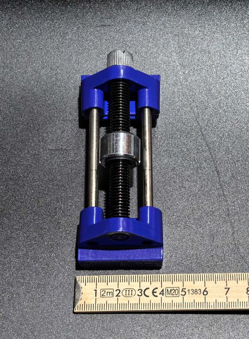 Dispozitiv/ ghidaj pentru ascuțit dălți, cutite pielarie, cutit rindea