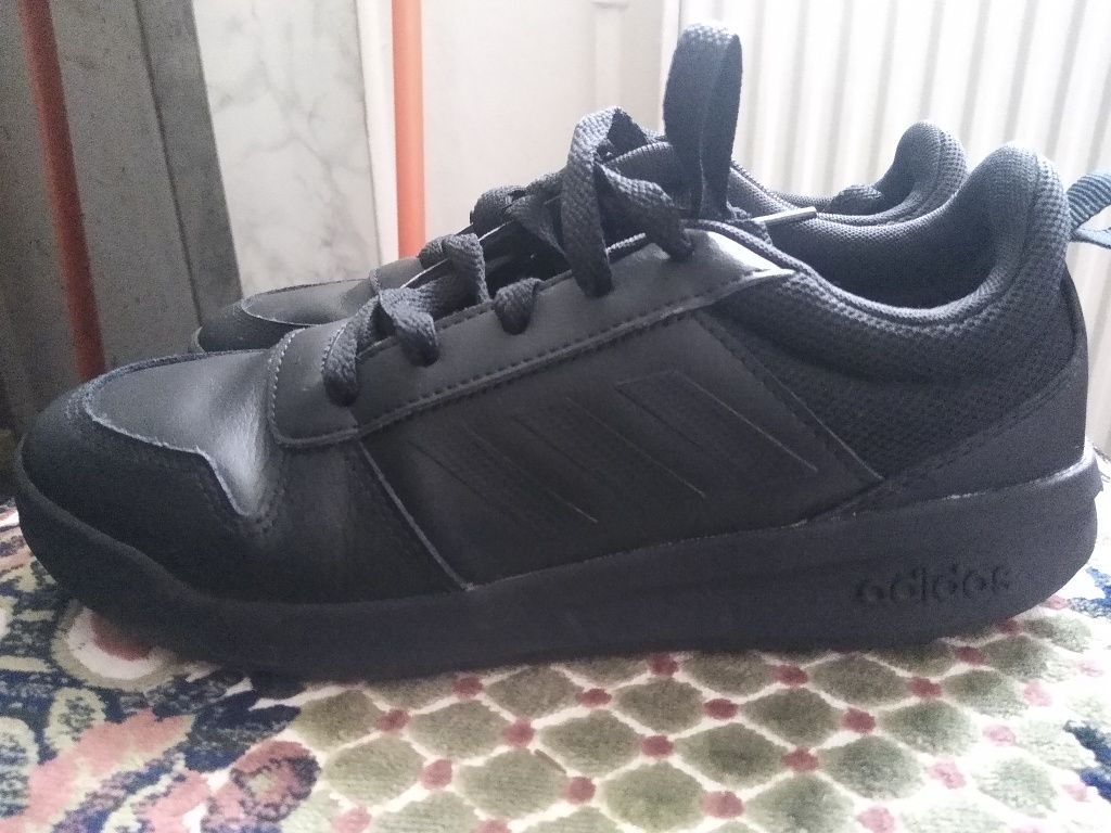 Adidași adidas .