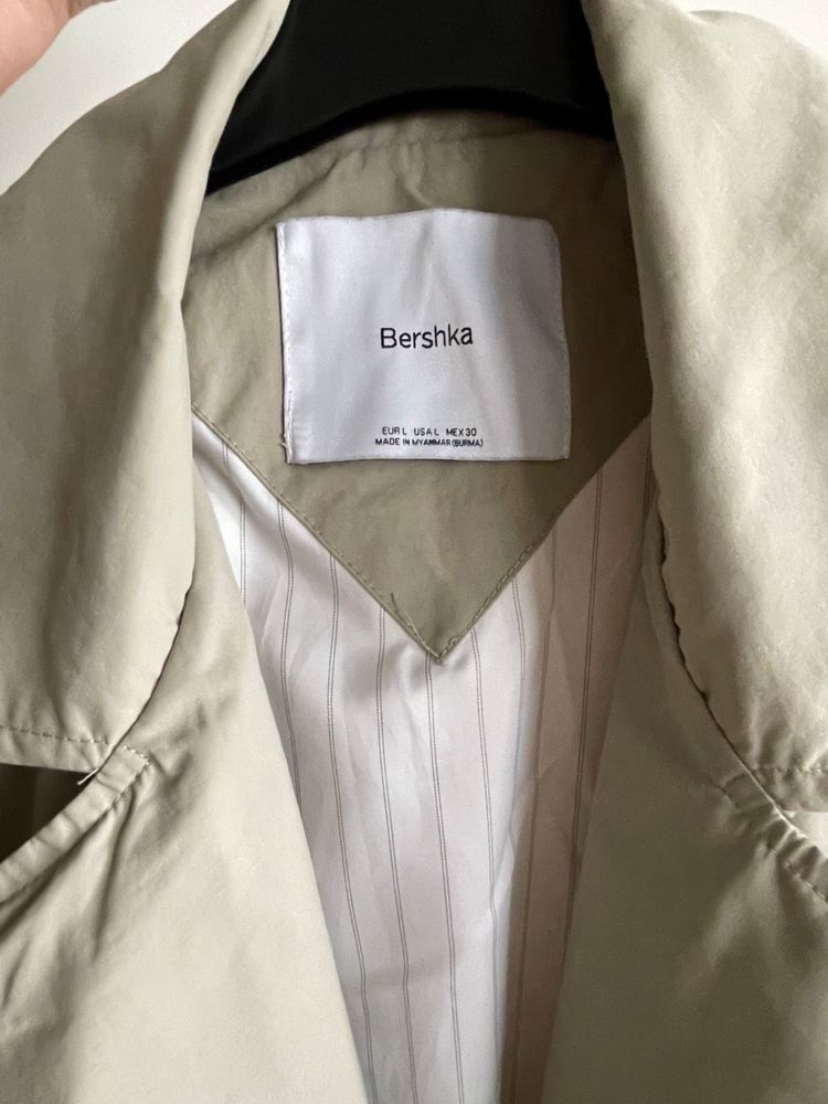 Продам женский тренч-плащ от Bershka