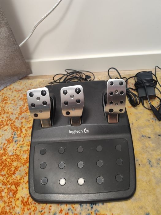 Vând volan gaming Logitech g29