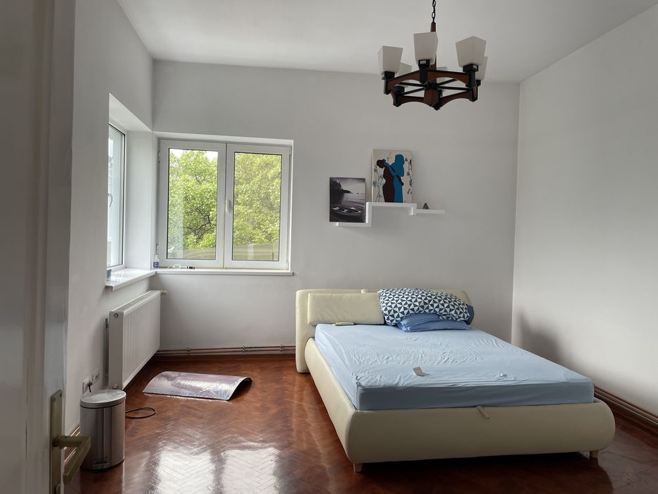 Apartament 4 camere ultracentral la casa cu 2 garaje si loc de parcare