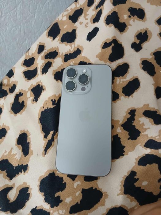 Vand schim iphone 16 pro titan