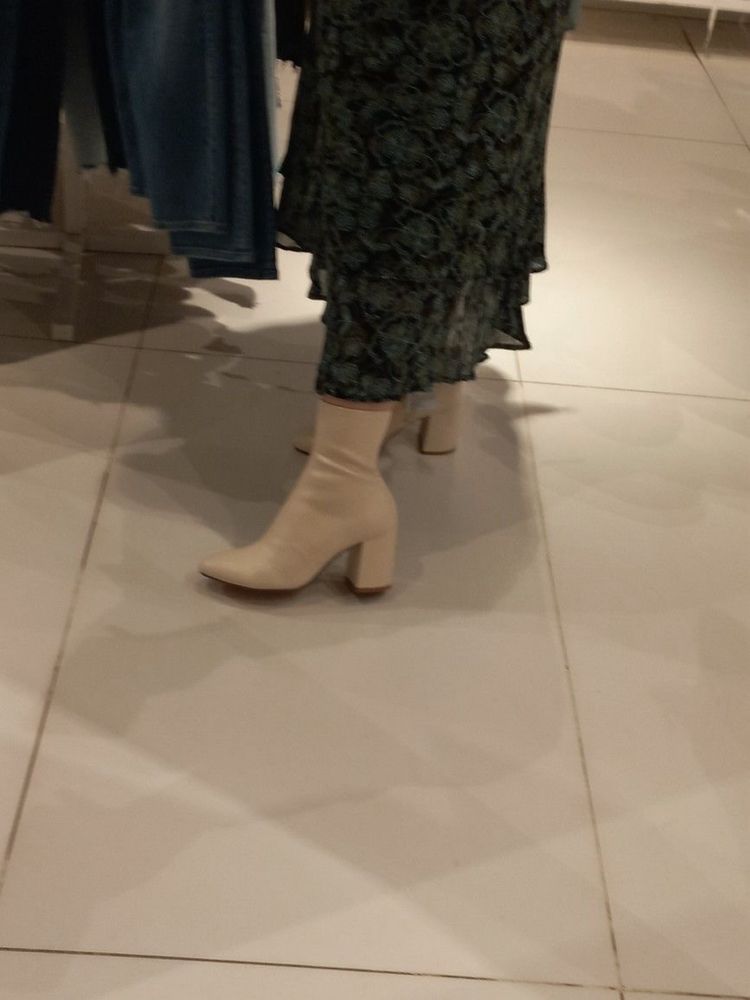 Белые сапоги Stradivarius
