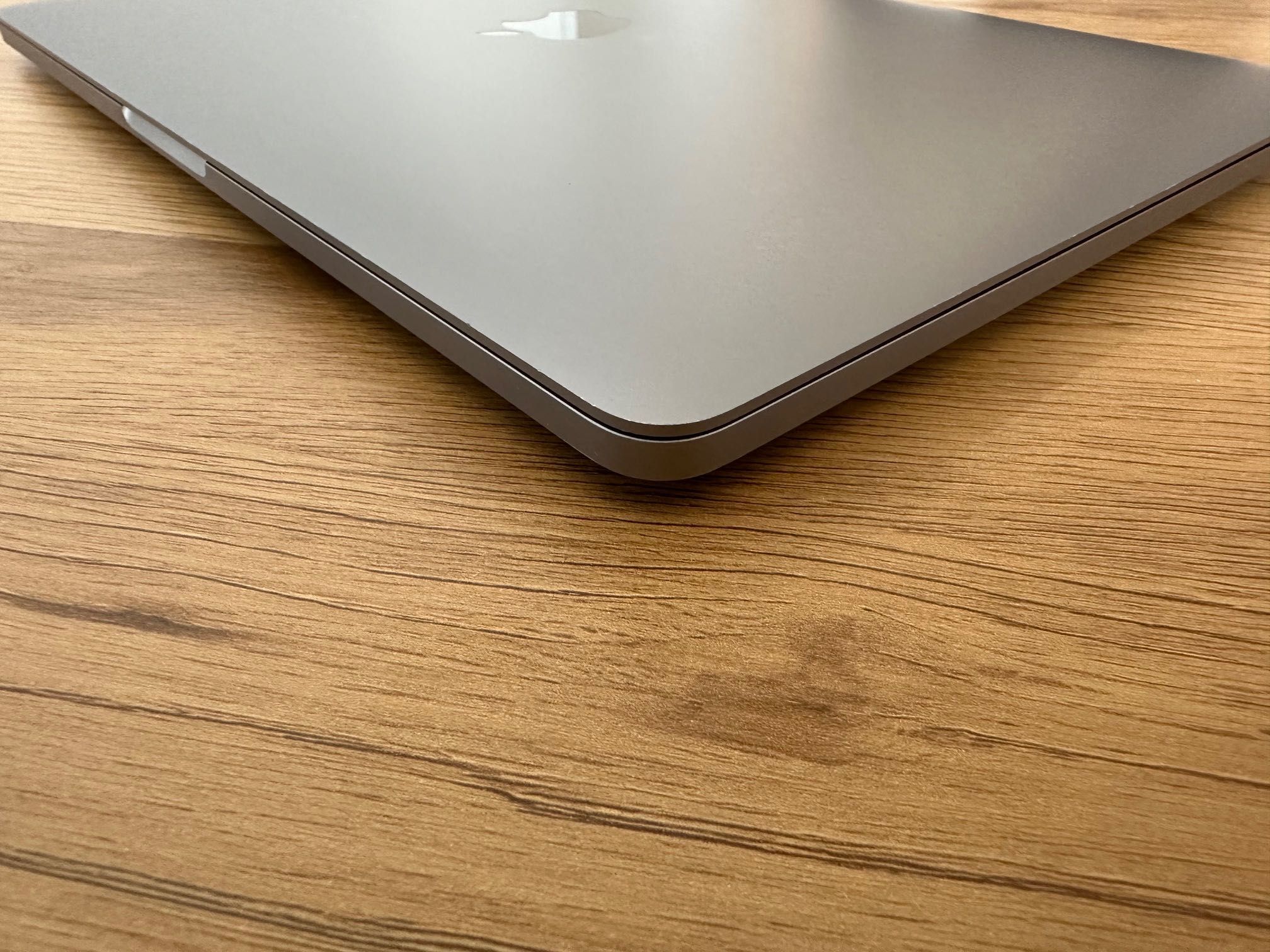 MacBook Pro 13" M1 Chip 8-Core CPU, 8-Core GPU, 16GB RAM, 256 SSD
