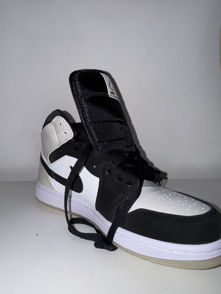 Adidasi Jordan 1 Mid